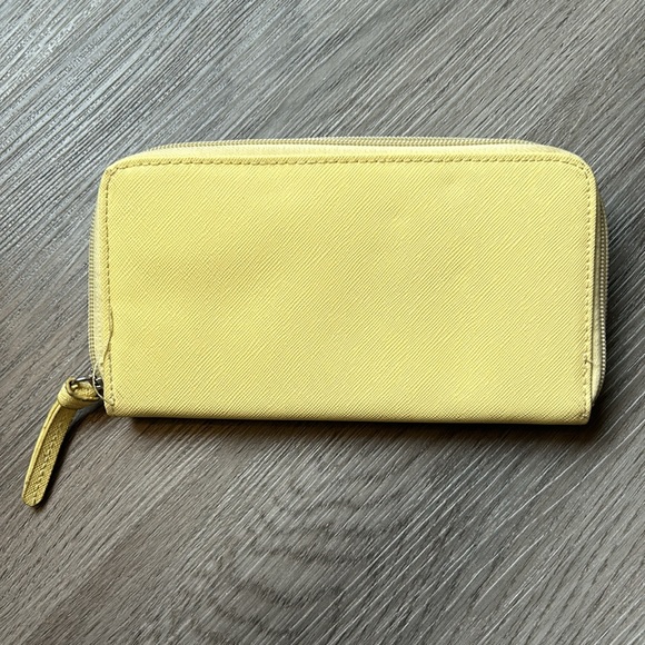 Pastel yellow Kenneth Cole wallet - Picture 5 of 6